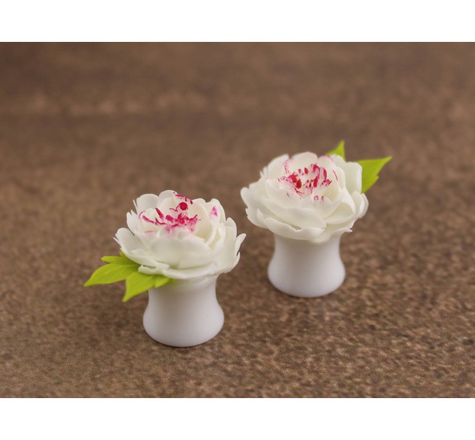 White peony flower ear plugs for stretched ears Bridal gauge earrings Floral jewelry for wedding Handmade